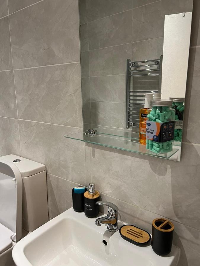 Lovely 2 Bed Flat In Soho! London Eksteriør billede